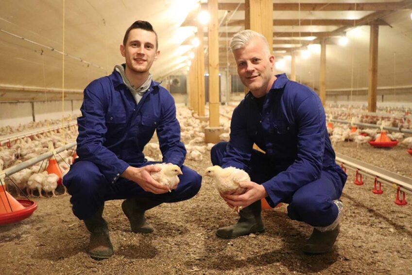 Robin (left) consulted the sales manager and former nutritionist of ABZ De Samenwerking, Paul Arens to improve leg quality, weight and FCR. Photos: Dick van Doorn