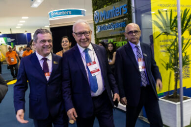 ABPA president Ricardo Santin (l) and chairman of the board Francisco Turra (c) at the SIAVS 2024 exhibition. Photo: ABPA