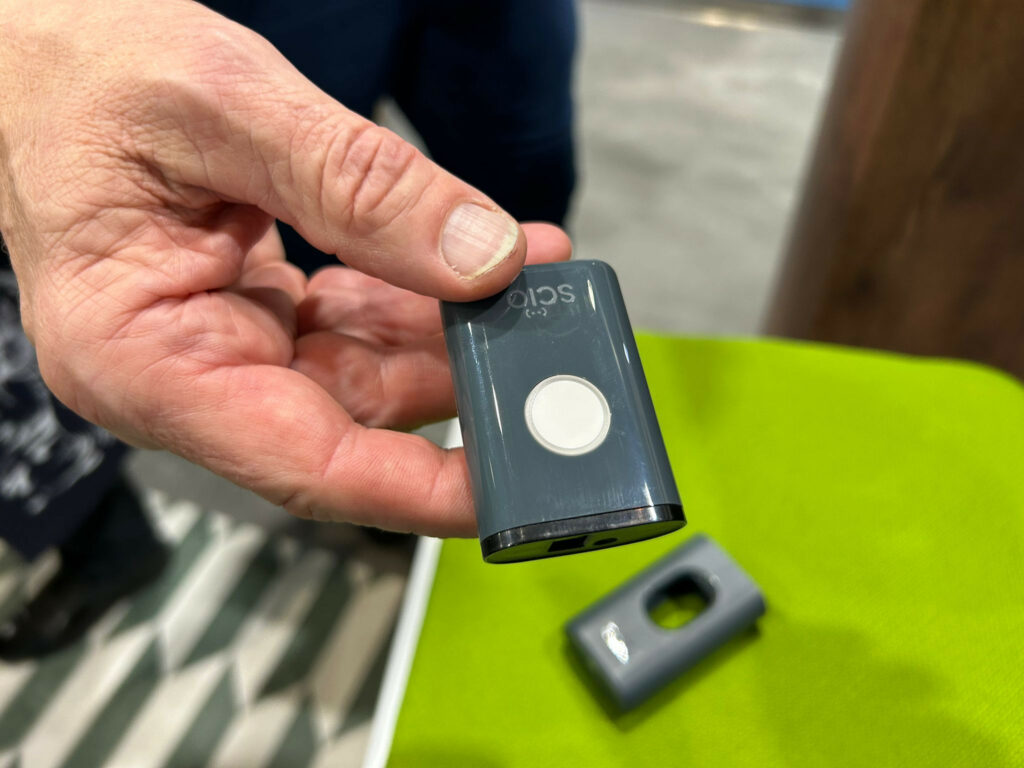 The NIR scanner is quite small and weighs less than 100g.